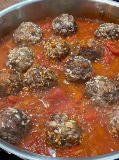 Meatballs with Sauce and Chickpeas